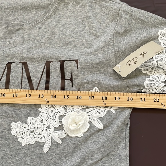 RD Style top with Floral Lace Appliqué and Femme graphic. Size M - Picture 6 of 7